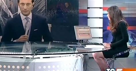 News presenter forgets shes sitting at a glass desk。